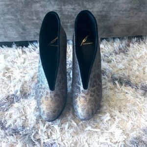 B Brian Atwood - Size 7 - Leopard print - Metallic Silver